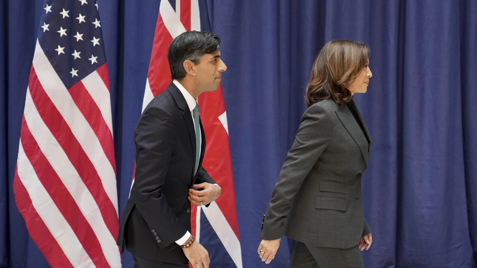 El "premier" británio, Rishi Sunak, junto a la vicepresidenta de EE UU, Kamala Harris, en Múnich