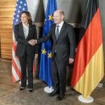 La vicepresidenta de EE UU, Kamala Harris, estrecha la mano del canciller alemán, Olaf Scholz