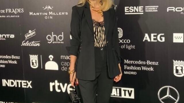 Carmen Lomana en el desfile de Lola Casademunt .