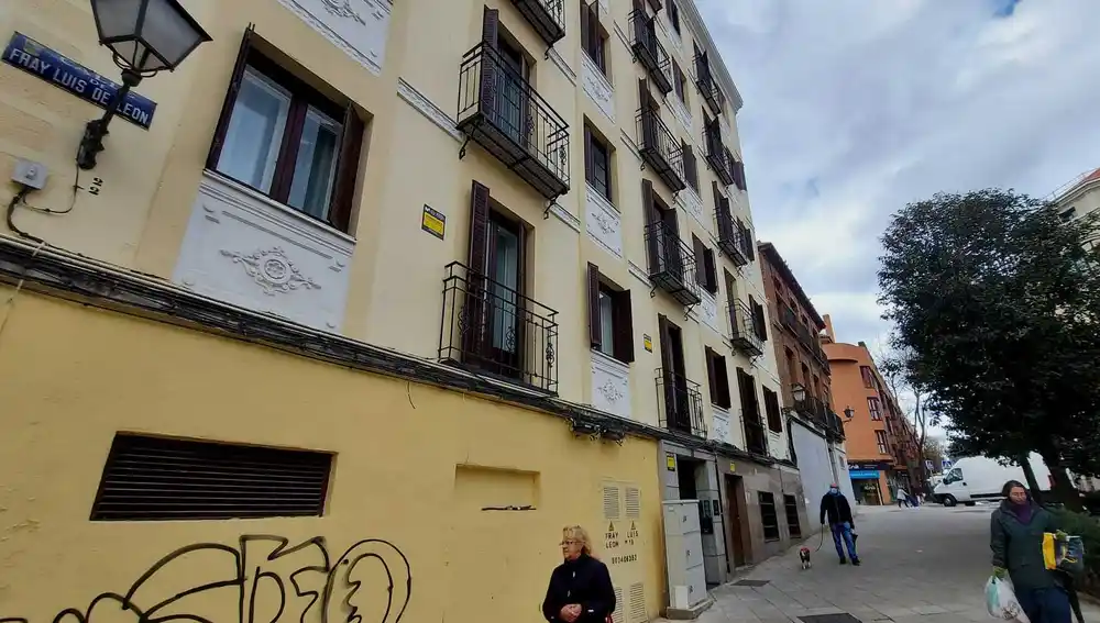 Varios vecinos pasean delante del edificio de viviendas en Fray Luis de León 18, donde sus antiguos inquilinos formaron el Bloque Arganzuela.