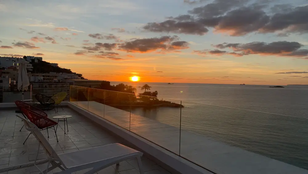 Contemplar la salida del sol desde la privilegiada terraza de Sud Ibiza Suites es una experiencia maravillosa