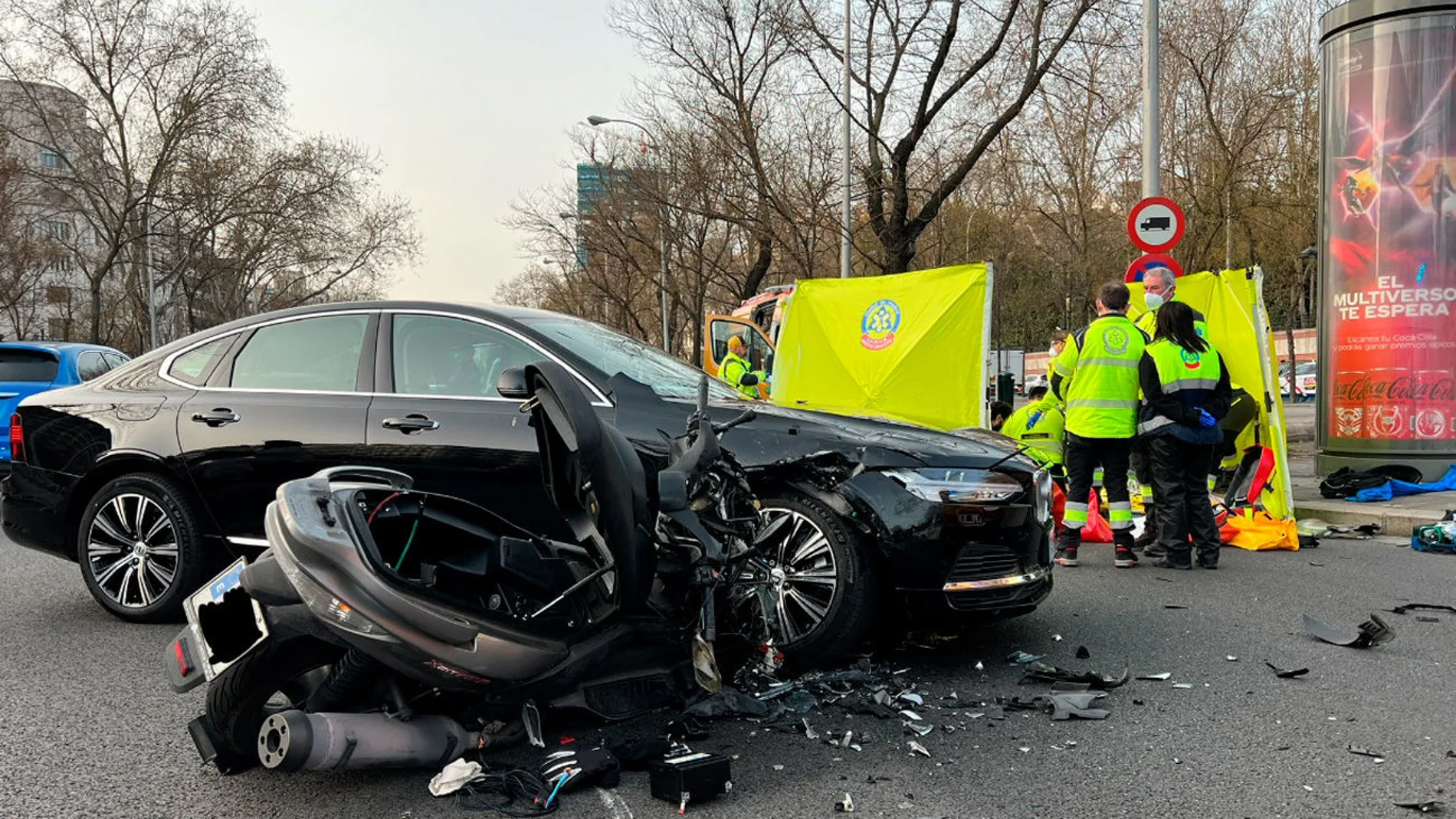 Un hombre de 40 años, crítico tras chocar su moto contra un coche en la Castellana