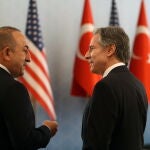 El secretario de Estado, Antony Blinken, junto a su homólogo turco, Mevlut Cavusoglu