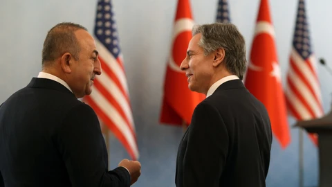 El secretario de Estado, Antony Blinken, junto a su homólogo turco, Mevlut Cavusoglu