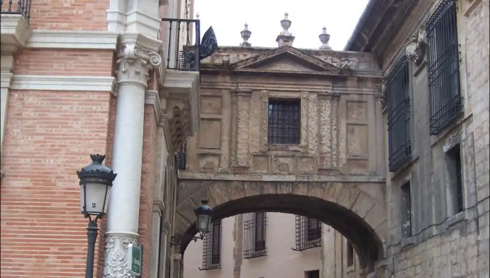 Imagen del arco que da entrada a la calle Barchilla
