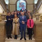 El alcalde de León con los representantes de los comercios distinguidos