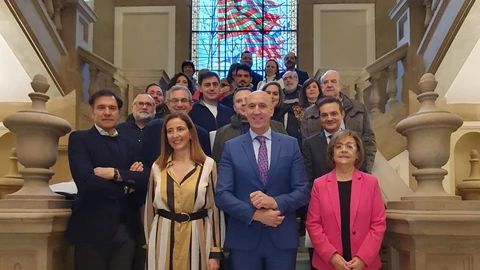 El alcalde de León con los representantes de los comercios distinguidos