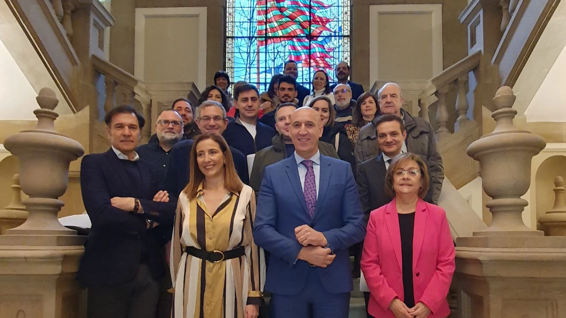 El alcalde de León con los representantes de los comercios distinguidos