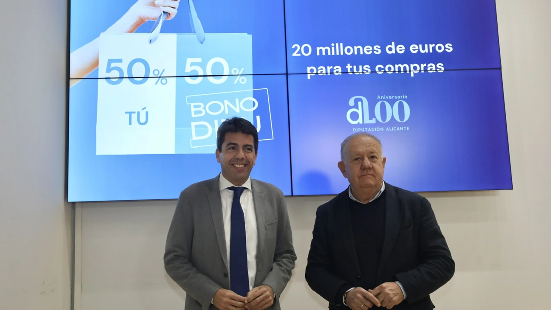 Carlos Mazón y Sebastián Cañadas han presentado el bono consumo para este año.