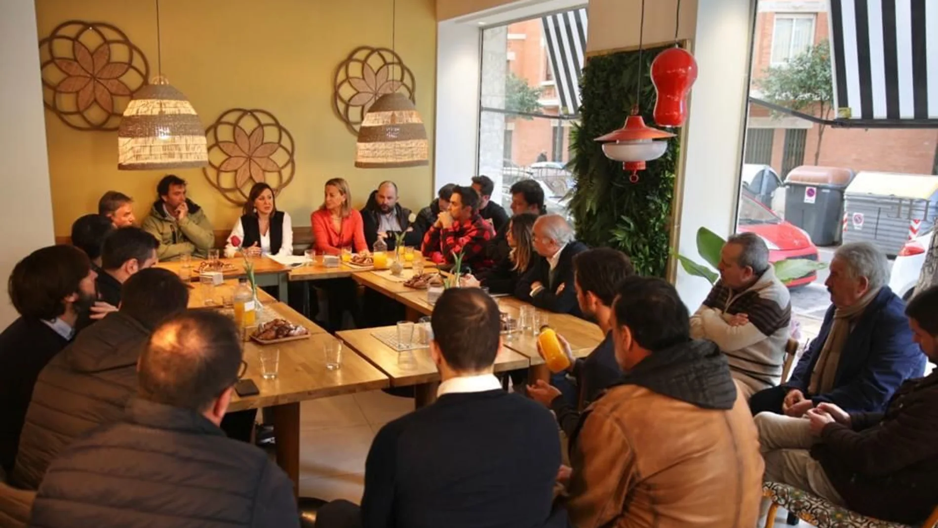 La candidata del PP, María José Catalá, se ha reunido con los hosteleros de Valencia