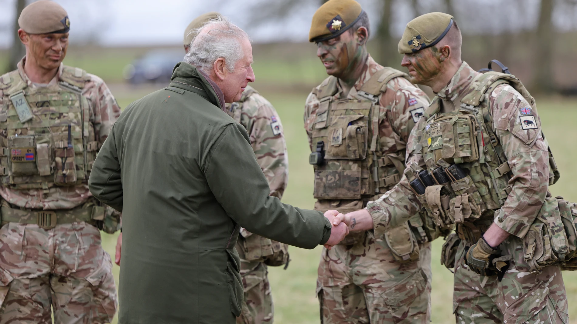 Ucrania.- Carlos III visita a los militares ucranianos en el campo de entrenamiento británico