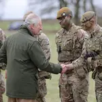 Ucrania.- Carlos III visita a los militares ucranianos en el campo de entrenamiento británico