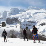 Somport, esquiadores disfrutando de una joranda de esquí de fondo