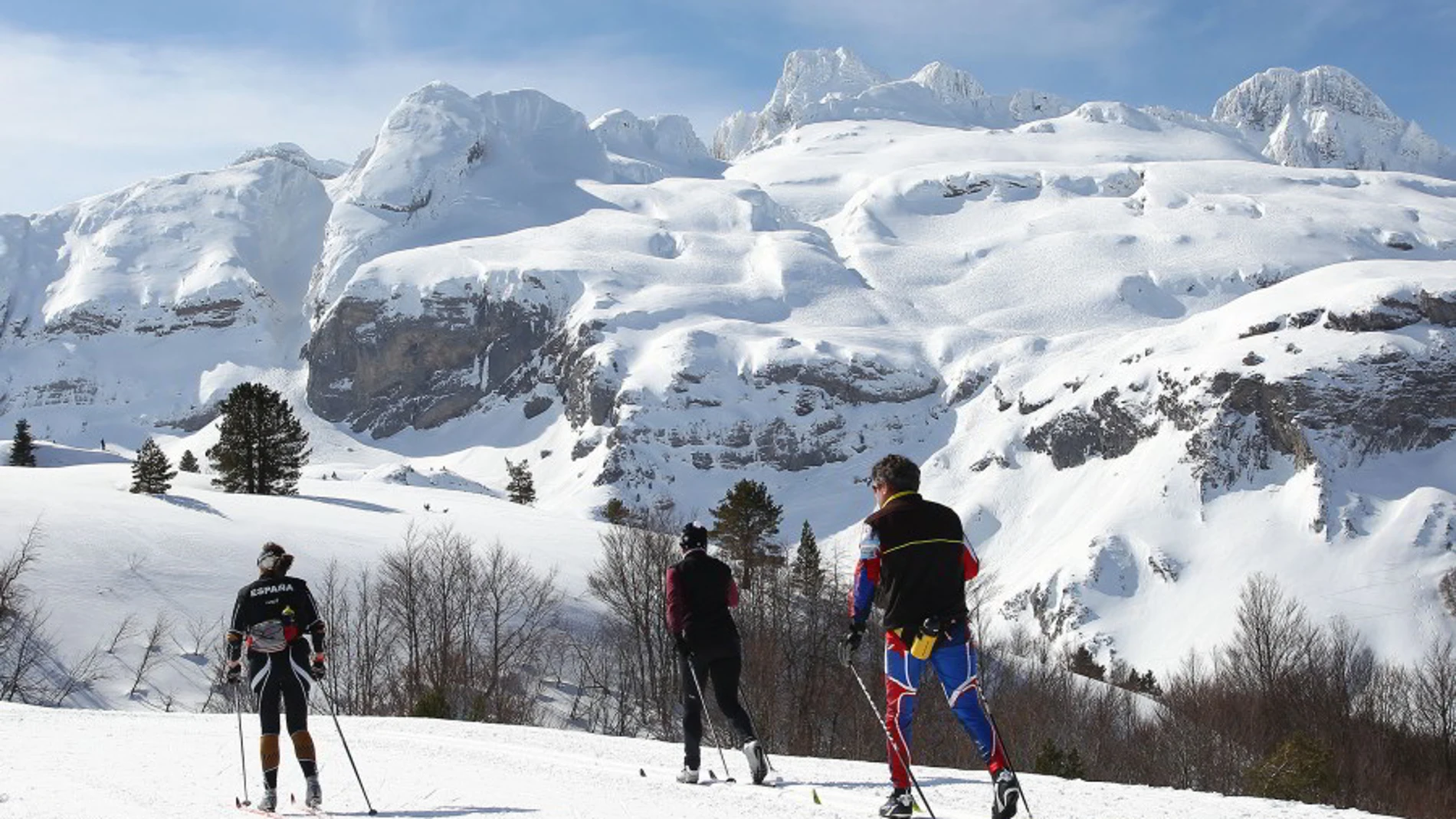 Somport, esquiadores disfrutando de una joranda de esquí de fondo