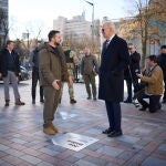 Biden con Zelenski en las calles de Kyiv