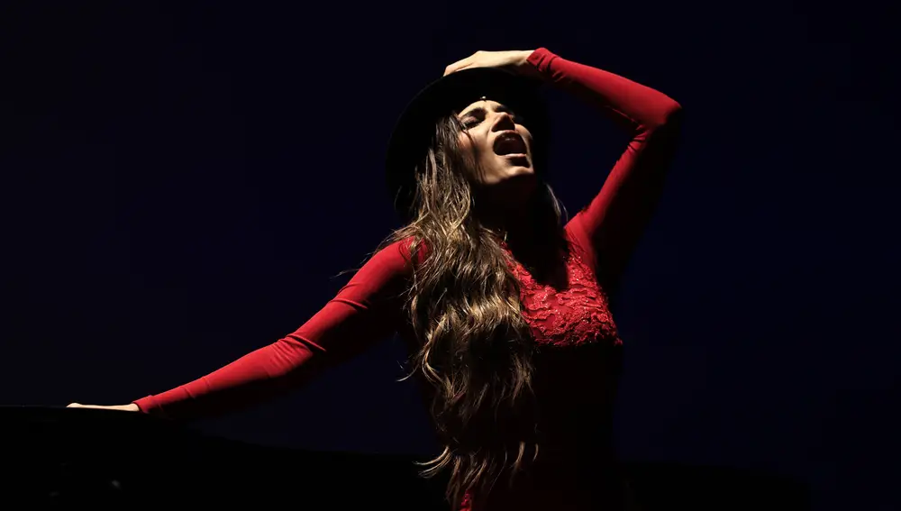 La cantante India Martínez posa durante el pase gráfico de la obra "Lorca por Saura", el último espectáculo teatral dirigido por Carlos Saura.
