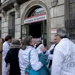Varios médicos y pediatras de Atención Primaria a su llegada a una reunión entre la Consejería de Sanidad y el comité de huelga de médicos y pediatras de Atención Primaria, en la sede de la Dirección General de Recursos Humanos del Servicio Madrileño de Salud, a 21 de febrero de 2023, en Madrid (España).
