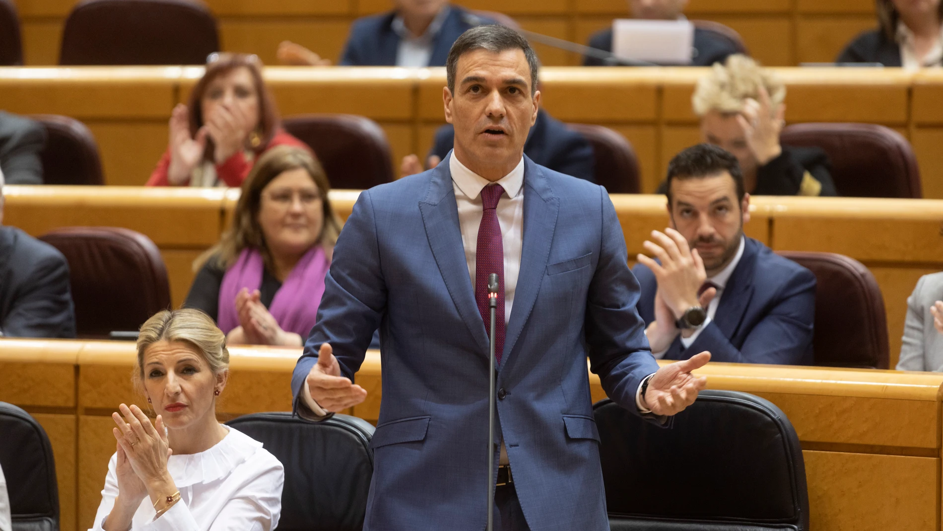 Yolanda Díaz y Pedro Sánchez durante el pleno del Senado