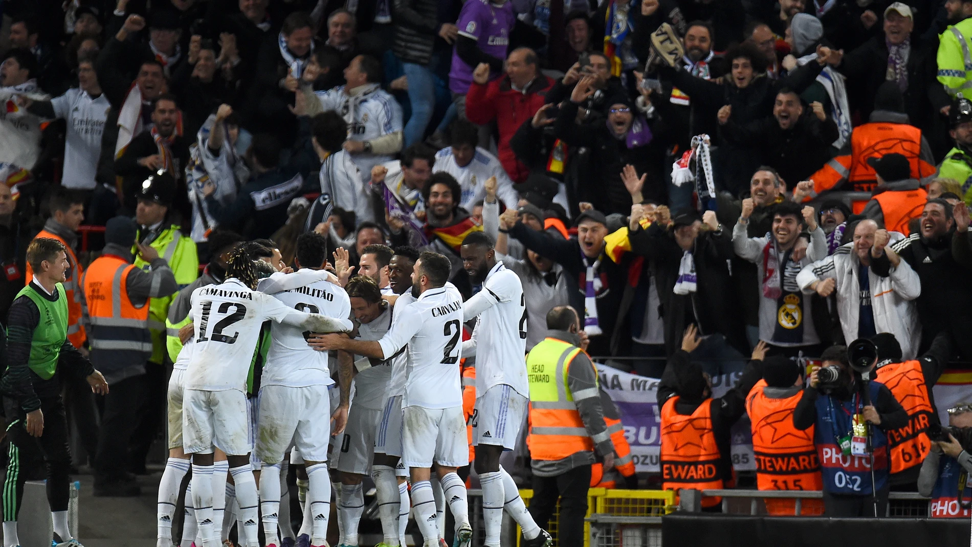 Liverpool (United Kingdom), 21/02/2023.- Players of Real Madrid celebrate after scoring their 5th goal during the UEFA Champions League, Round of 16, 1st leg match between Liverpool FC and Real Madrid in Liverpool, Britain, 21 February 2023. (Liga de Campeones, Reino Unido) EFE/EPA/Peter Powell