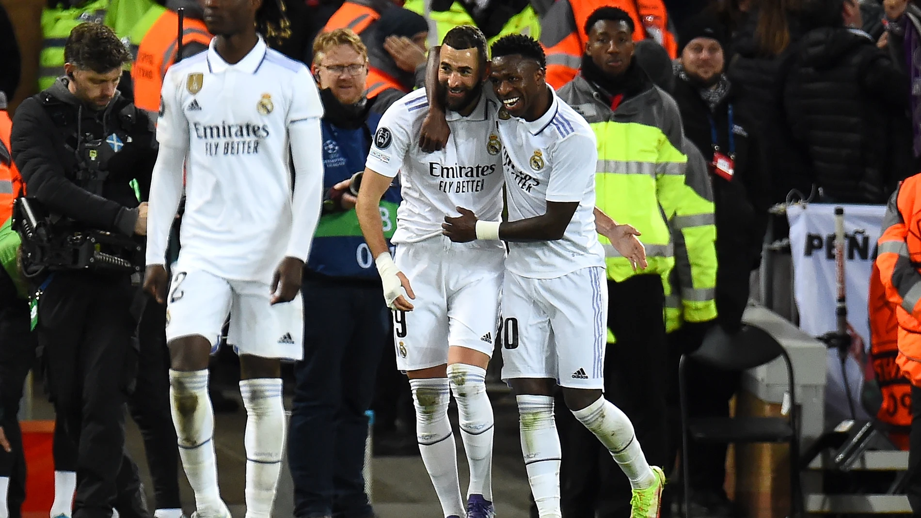 Liverpool (United Kingdom), 21/02/2023.- Karim Benzema (C) of Real Madrid celebrates with teammate Vinicius Junior (R) after scoring their 5th goal during the UEFA Champions League, Round of 16, 1st leg match between Liverpool FC and Real Madrid in Liverpool, Britain, 21 February 2023. (Liga de Campeones, Reino Unido) EFE/EPA/Peter Powell 