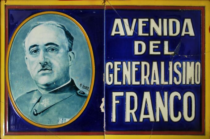 La avenida Diagonal recibió el nombre de Franco. (La placa, antigua, corresponde al ayuntamiento de Villena en Alicante)