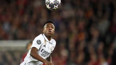 Vinicius controla una pelota en el Liverpool-Real Madrid