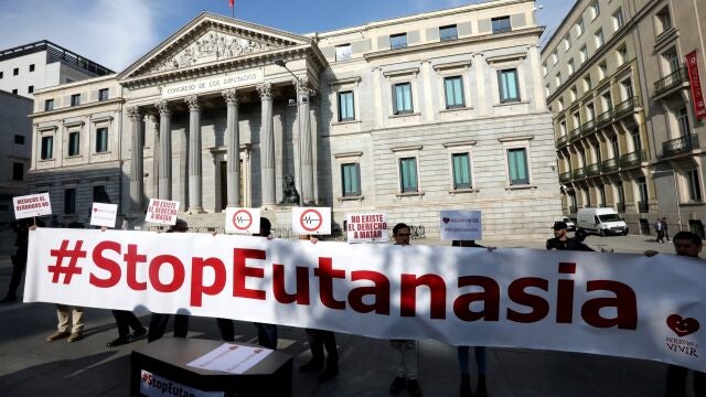  Protesta en contra de la eutanasia frente al Congreso.