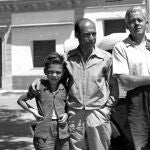 Alfons Quintà y su padre (izquierda), junto a Vicens Vives (con dos hijos) y Josep Pla, en los cincuenta.