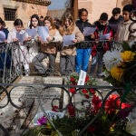 El Ayuntamiento de Soria y los alumnos de Bachillerato del Instituto Antonio Machado recuerdan al poeta en el 84 aniversario de su muerte con una ofrenda floral en su escultura y otra en la capilla de Leonor Izquierdo