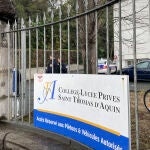 La puerta del insituto de San Juan de Luz donde fue asesinada la profesora española