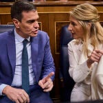 El presidente del gobierno, Pedro Sánchez, y Yolanda Díaz, vicepresidenta segunda y ministra de Trabajo y Economía Social durante la sesión de control al gobierno en el Congreso de los Diputados.