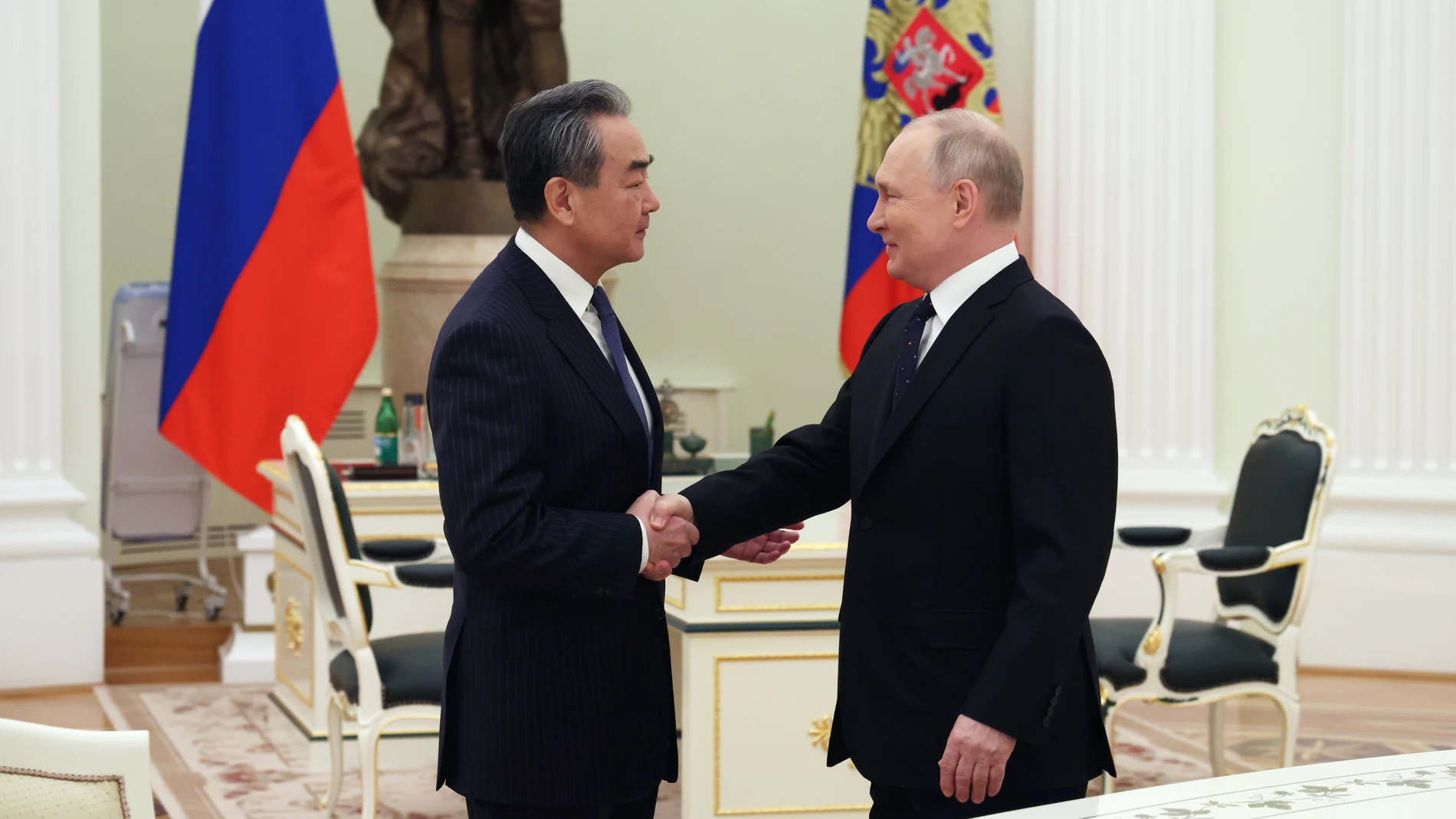 Moscow (Russian Federation), 21/02/2023.- Russian President Vladimir Putin (R) shakes hands with China's Director of the Office of the Central Foreign Affairs Commission Wang Yi during their meeting in the Kremlin, in Moscow, Russia, 22 February 2023. (Rusia, Moscú) EFE/EPA/ANTON NOVODEREZHKIN/SPUTNIK/KREMLIN / POOL MANDATORY CREDIT 