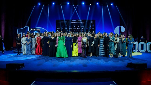 Cruz Sánchez de Lara con un nutrido grupo de las mujeres líderes de la noche