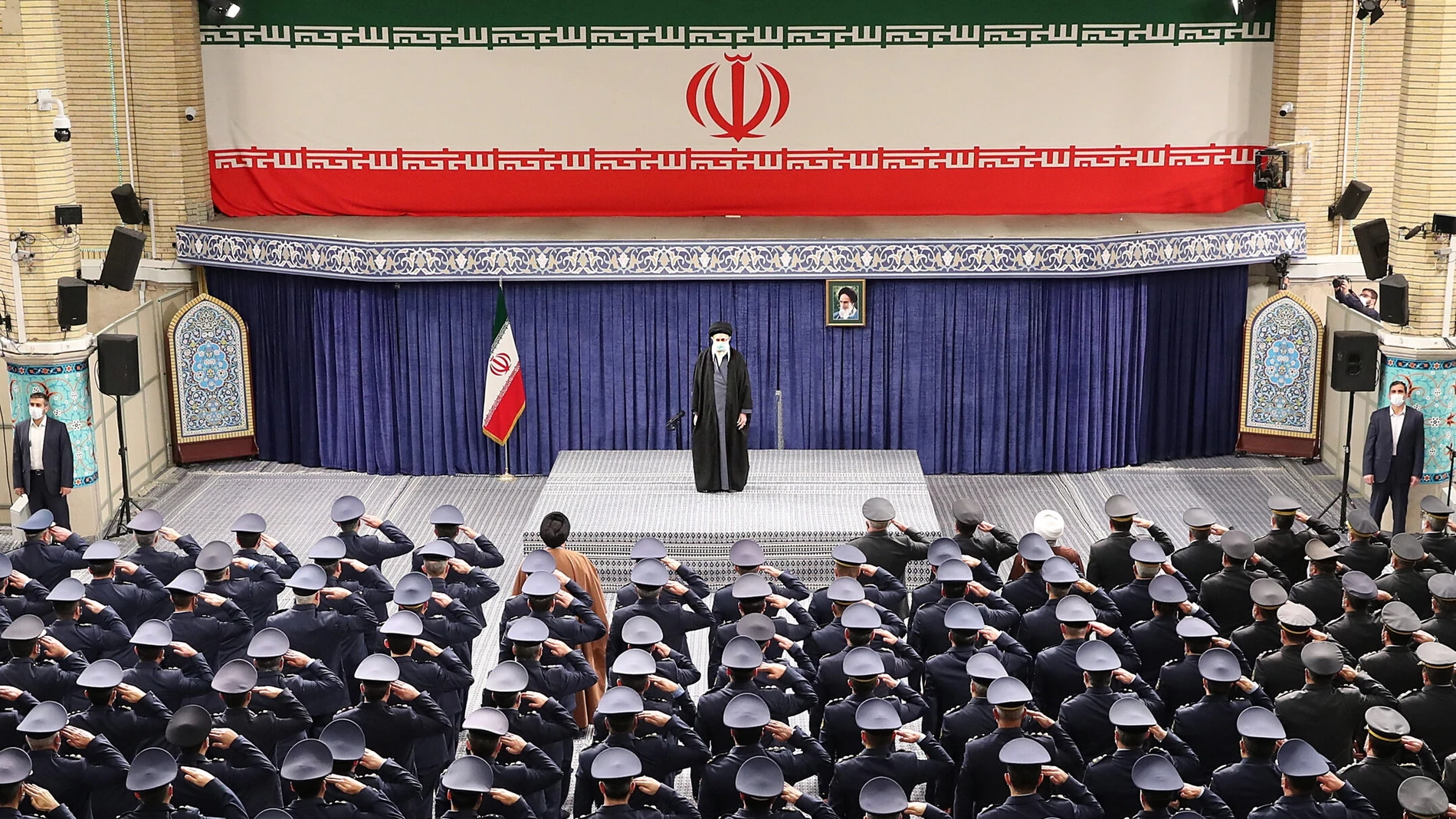 Ali Jamenei da un discurso a pilotos iraníes