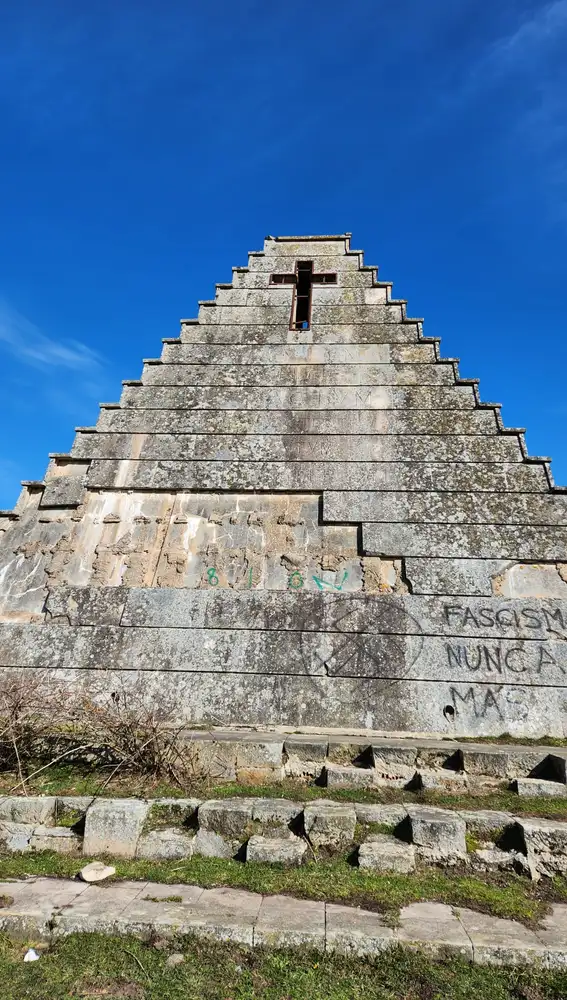Parte posterior de la pirámide, de donde han caído algunas placas de piedra caliza que la cubren