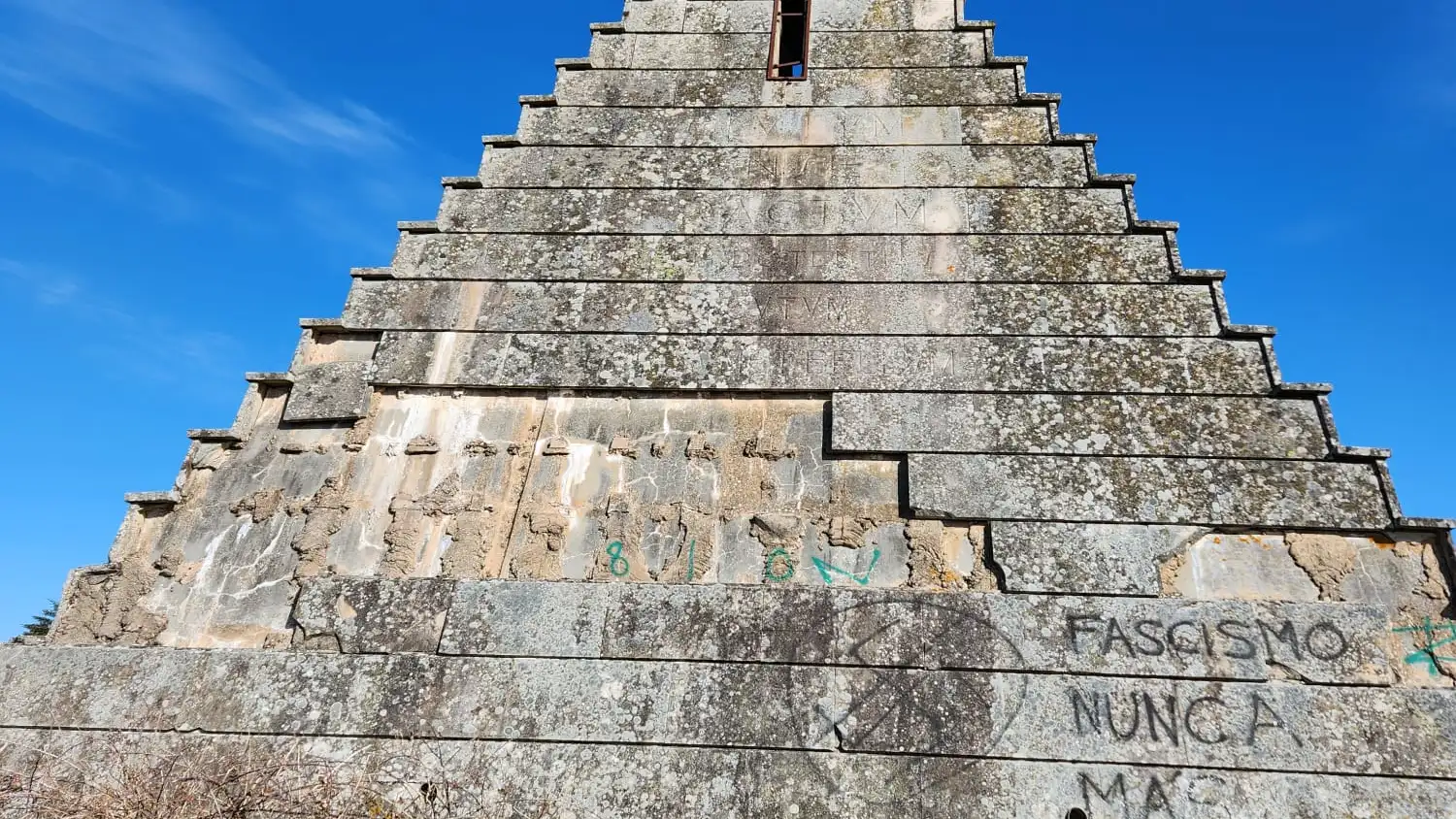 Parte posterior de la pirámide, de donde han caído algunas placas de piedra caliza que la cubren 