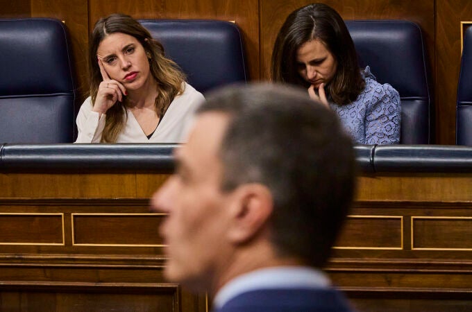 El presidente del gobierno, Pedro Sánchez, y las ministras Irene Montero e Ione Belarra durante la sesión de control al gobierno en el Congreso de los Diputados.