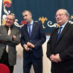 El rector de la Universidad de Burgos, Manuel Pérez Mateos (C), junto al comisario del seminario, José Luis Rojo (I), y al presidente del Consejo Económico y Social de Castilla y León, Enrique Cabero (D)