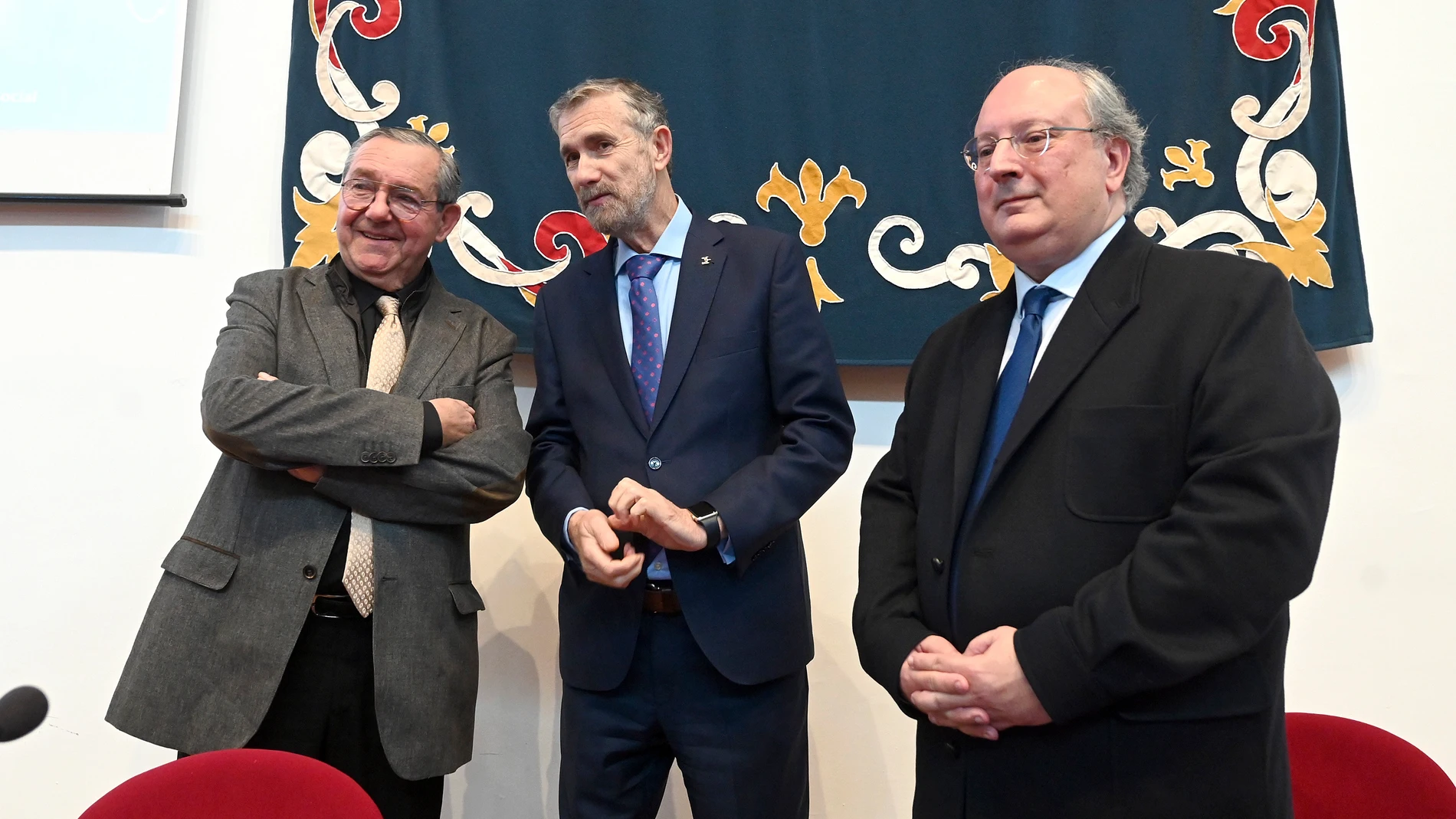 El rector de la Universidad de Burgos, Manuel Pérez Mateos (C), junto al comisario del seminario, José Luis Rojo (I), y al presidente del Consejo Económico y Social de Castilla y León, Enrique Cabero (D)