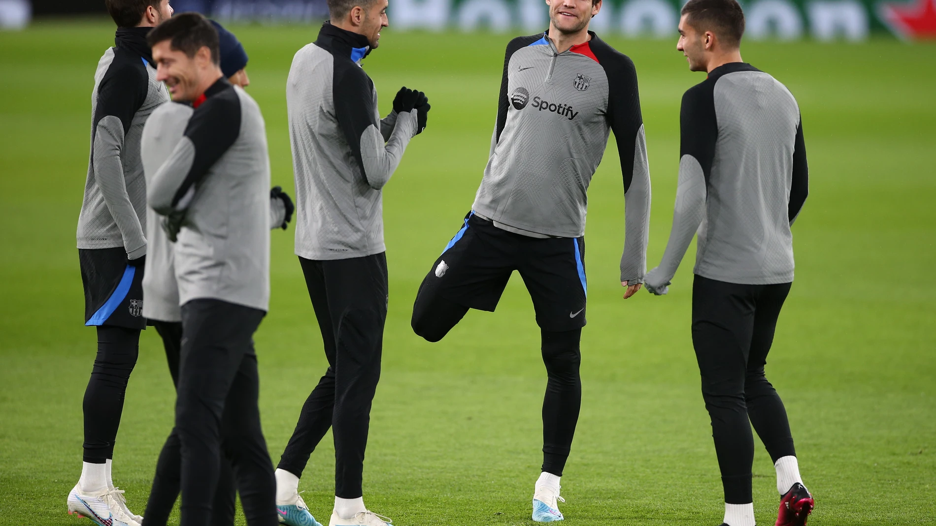 Manchester (United Kingdom), 22/02/2023.- Barcelona'Äôs Marcos Alpono (2-R) attends a training session at Old Trafford in Manchester, Britain, 22 February 2023. FC Barcelona will face Manchester United in the UEFA Europa League Round of 32 at Old Trafford on 23 February 2023. (Reino Unido) EFE/EPA/ADAM VAUGHAN 