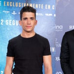 Jaime Lorente y Pedro Sánchez