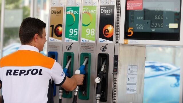 Un empleado de un surtidor con la gasolina 98 en Bilbao