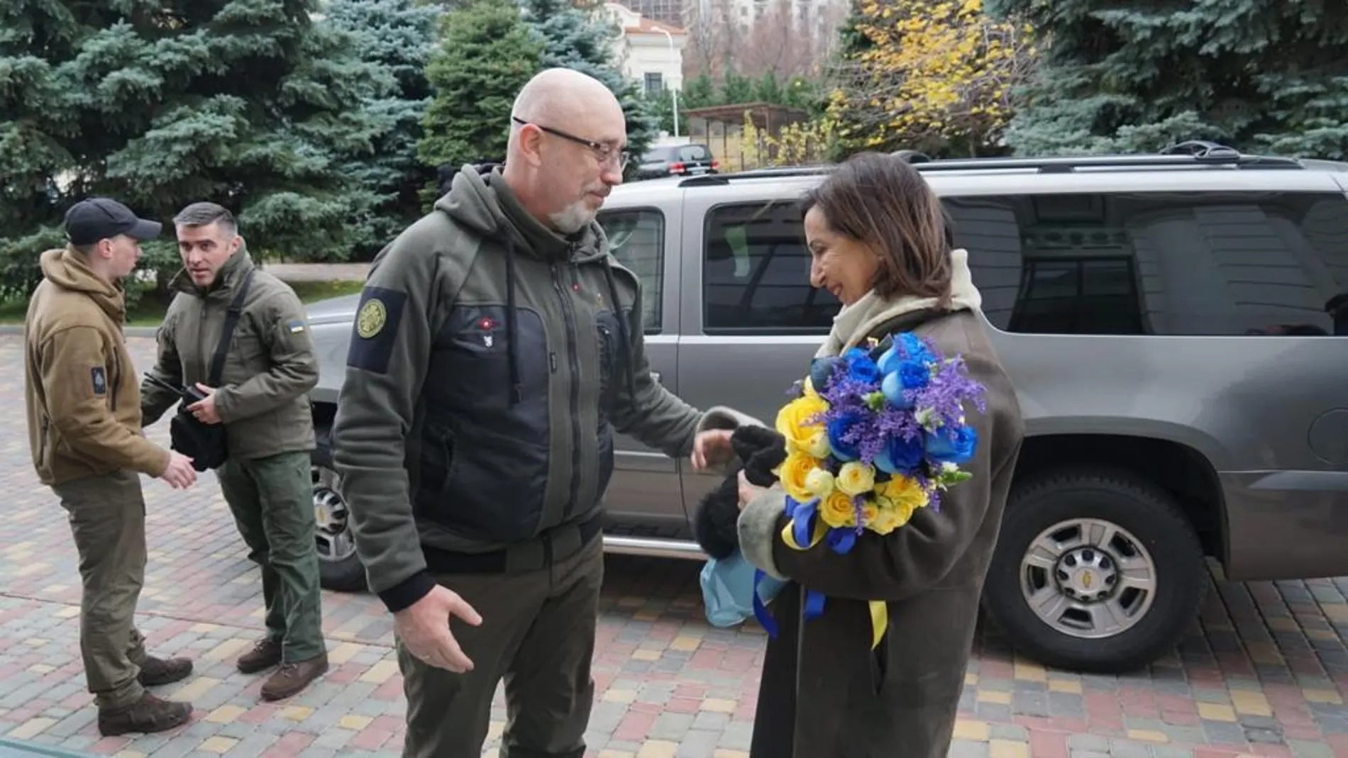 Margarita Robles, con su homólogo ucraniano, durante su visita a Ucrania