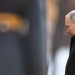 Putin attends wreath-laying ceremony on Defender of the Fatherland Day