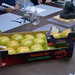 Una caja de tomates de Los Palacios, aún verdes