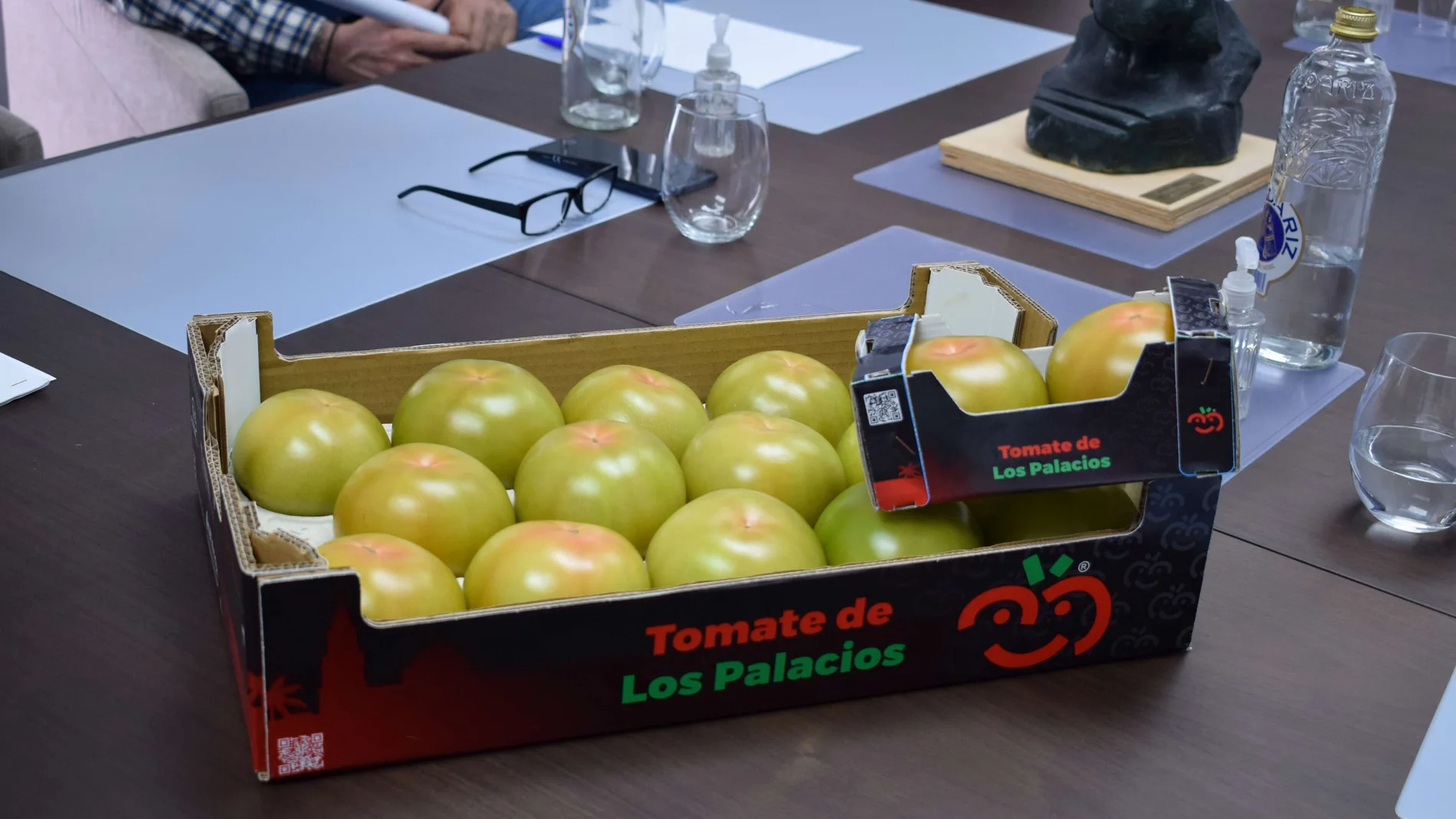 Una caja de tomates de Los Palacios, aún verdes
