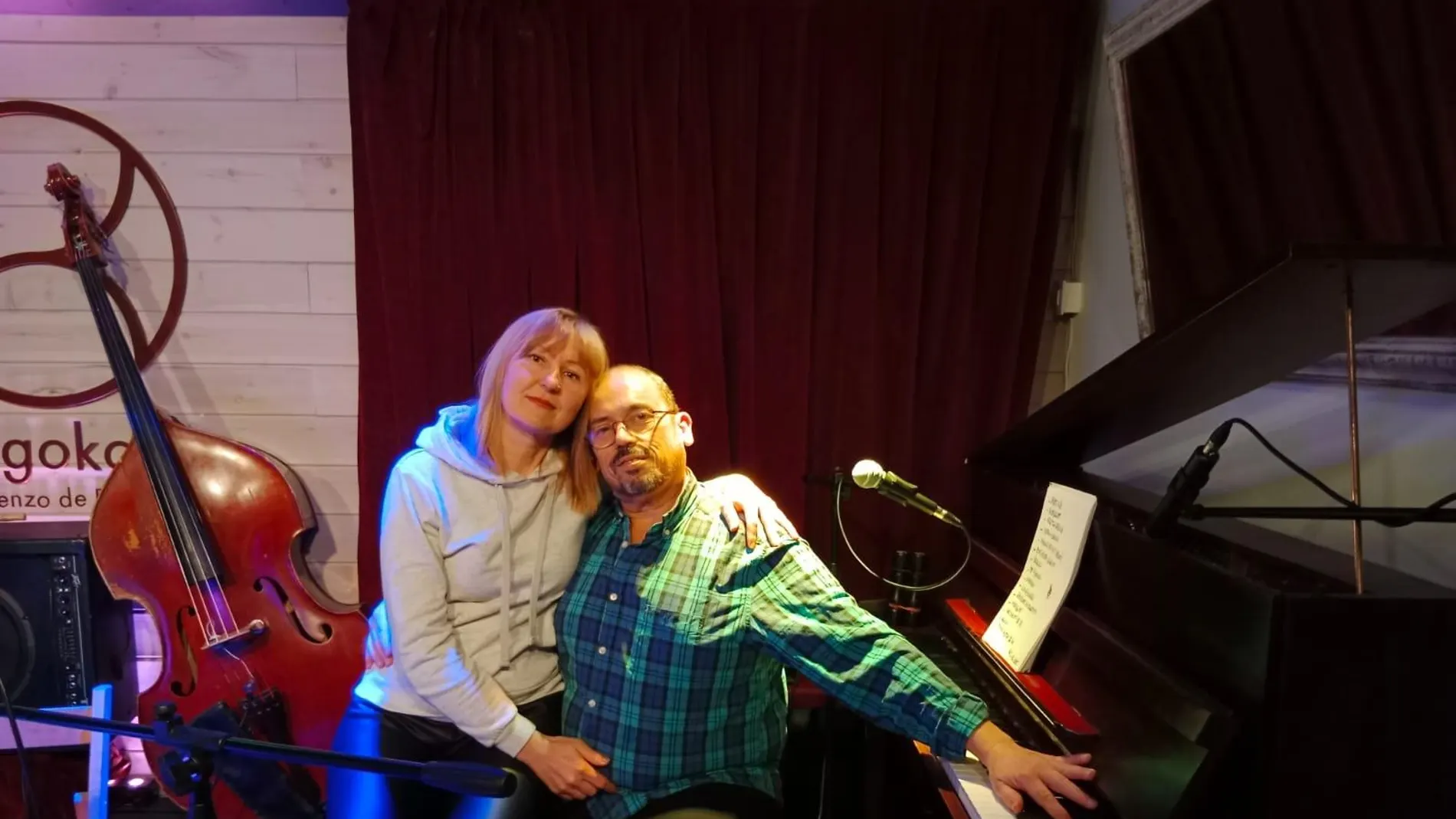 David, el afinador de pianos, con Anna en Madrid