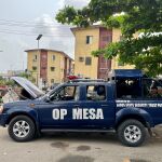 Un vehículo policial vigila un barrio de Lagos durante las elecciones. 