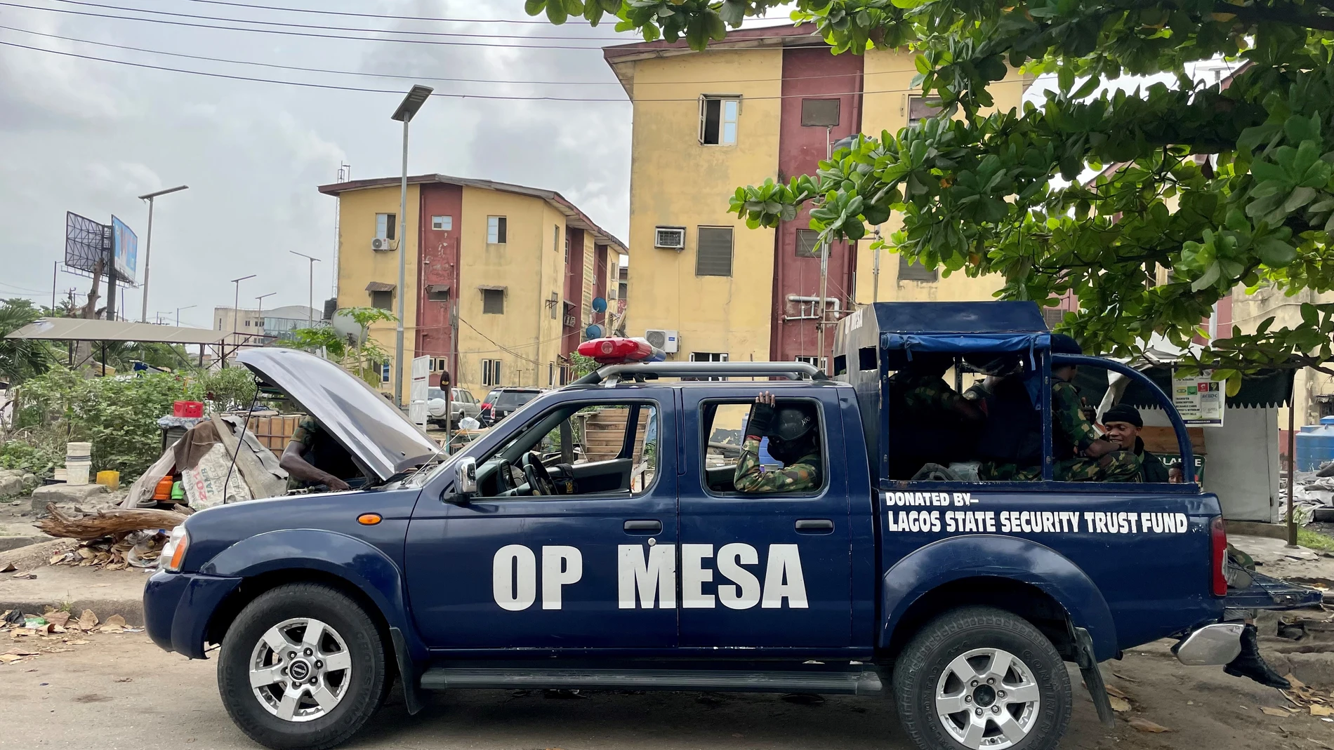 Un vehículo policial vigila un barrio de Lagos durante las elecciones. 