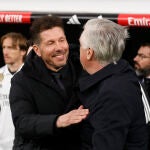 Ancelotti y Simeone se saludan antes del derbi madrileño